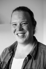 Max Rohland, der Schauspieler arbeitete an Theatern in ganz Deutschland, u.a. auch am Theater Paderborn, und bereist derzeit mit dem Schauspieler Daniele Veterale als Youtube-Kritikerduo „Die Theaterpilger“ die deutsche Theaterwelt